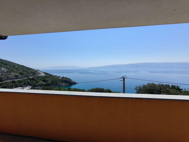 Havsutsikt från terrassen i Kroatien nära Senj.