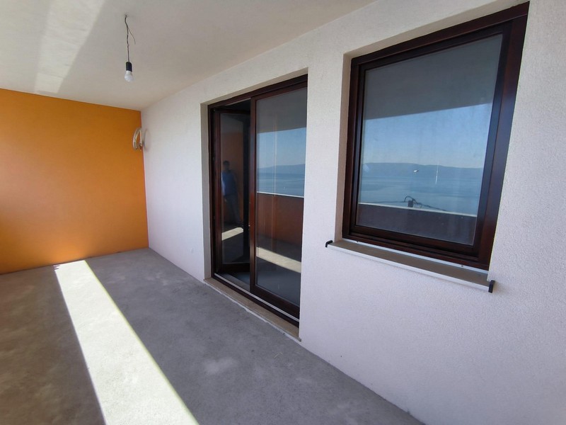 Täckt terrass och utsikt över interiören.