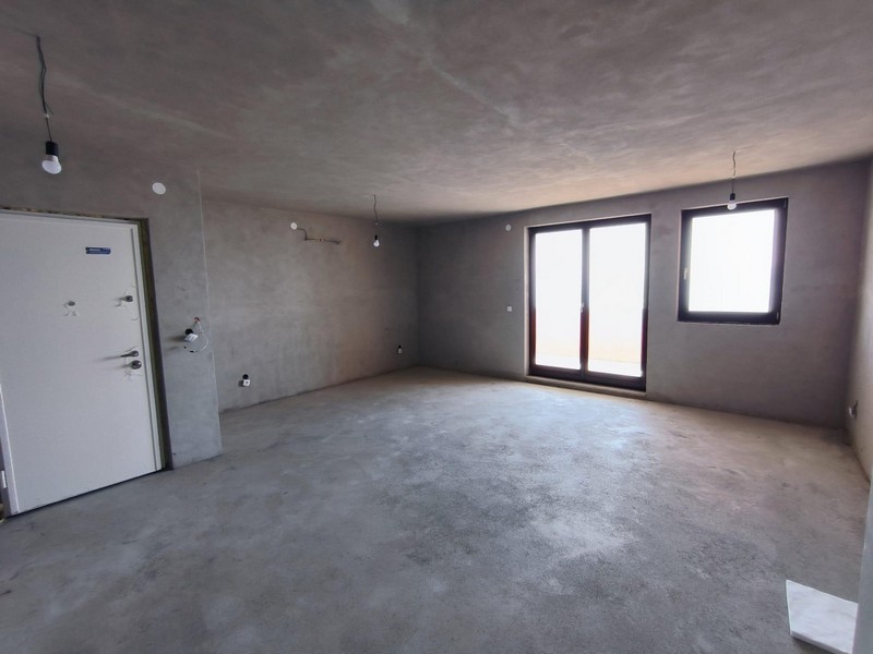 Vardagsrum och utsikt mot entrédörren.