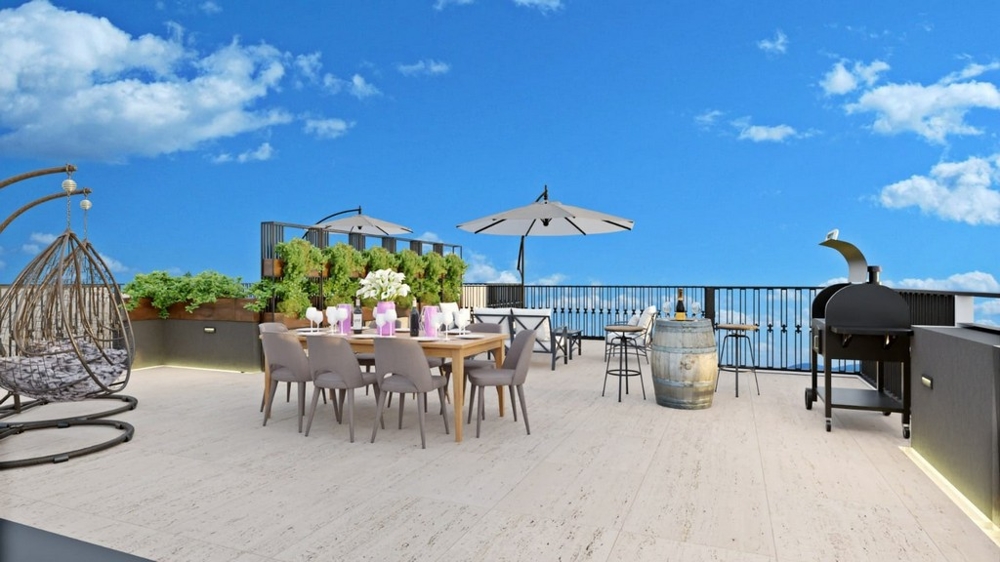 Rymlig takterrass med havsutsikt, utrustad med matbord, grill, växter och sittplatser under parasoll.