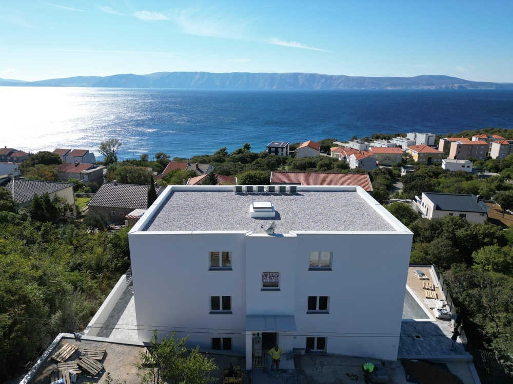 Framifrån av modernt hyreshus med balkonger och pool i Smokvica Krmpotska