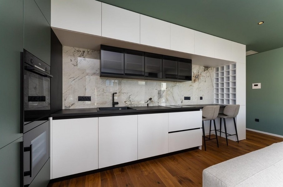 Modernt kök med backsplash i marmor, svartvita skåp