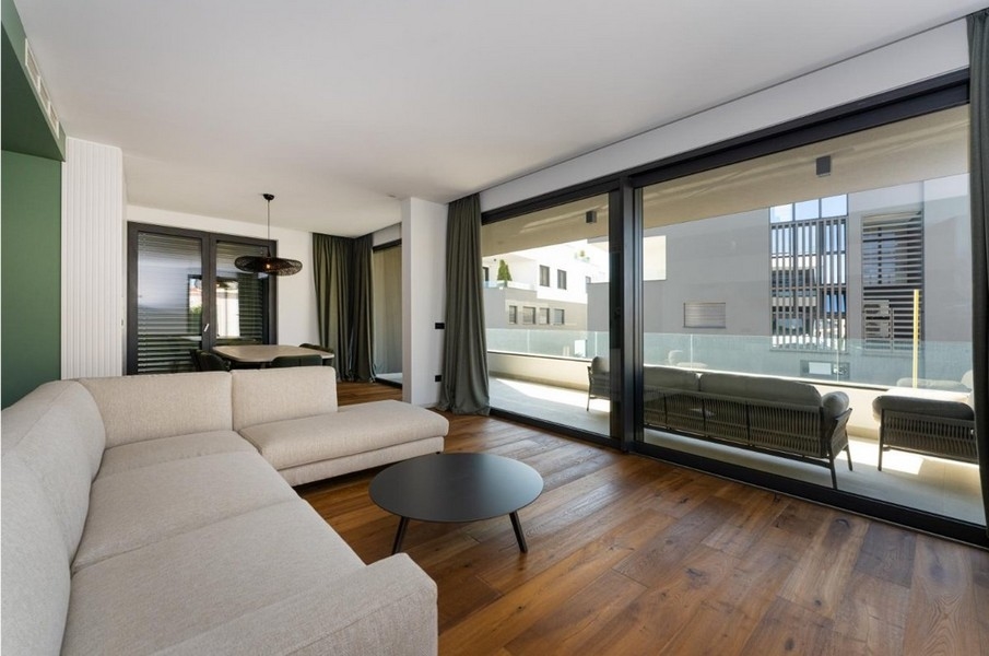 Matplats med runt bord och stolar, tillgång till balkong