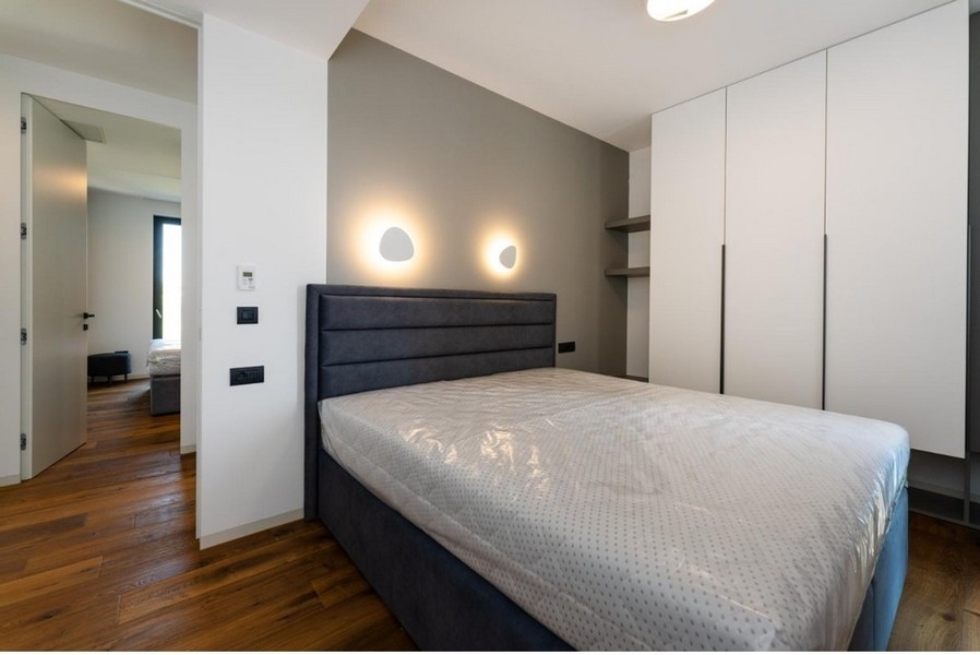 Mysigt sovrum med dubbelsäng och modern design