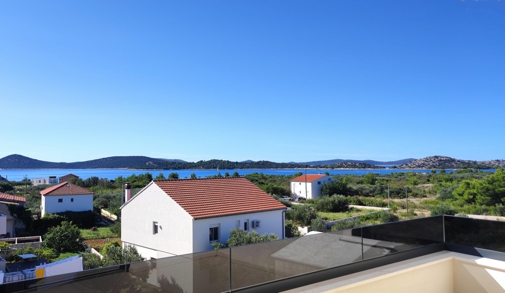 Rymlig terrass på fastighet A3361.