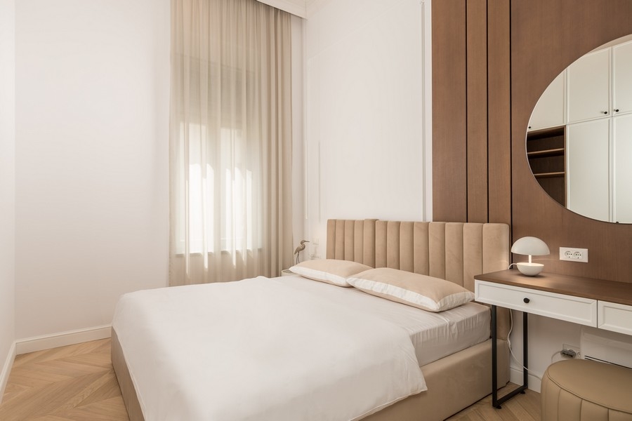 Sovrum med beige säng och skrivbord