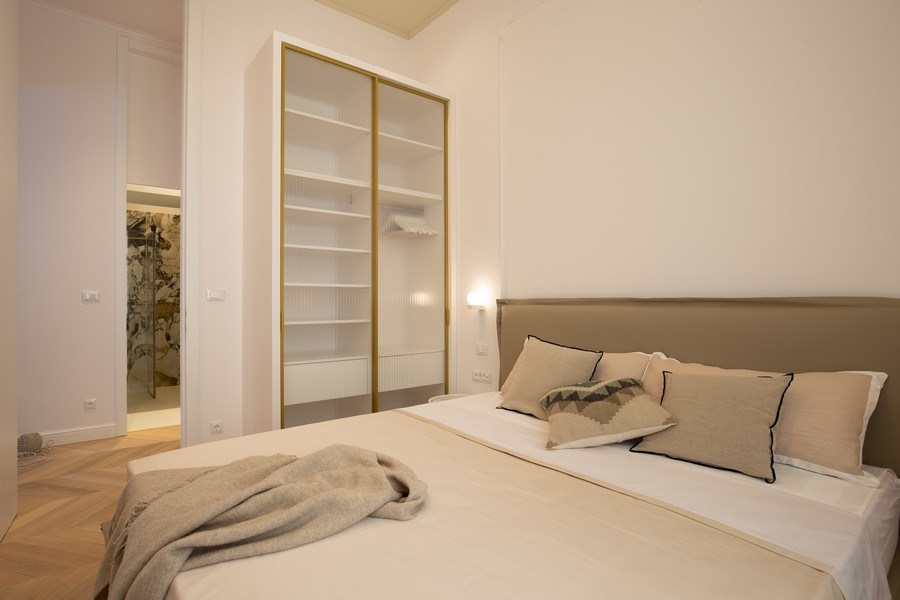 Andra sovrummet med dubbelsäng och garderob