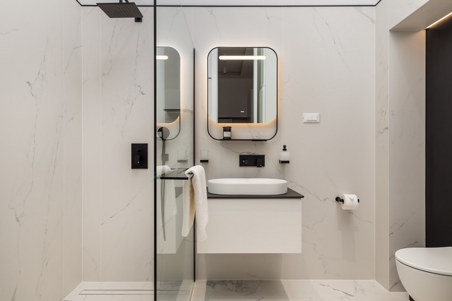 Andra modernt badrum med glasdusch och spegel