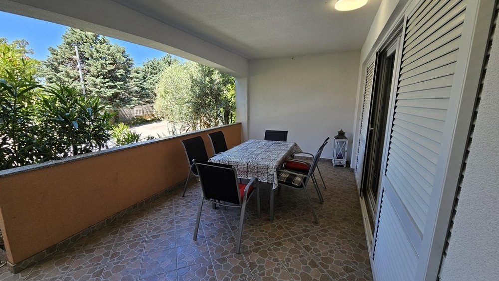 Terrass till lägenhet A3369, som är till salu i Kroatien.