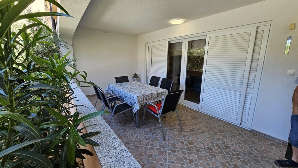 Rymlig terrass på fastighet A3369 i Kroatien.