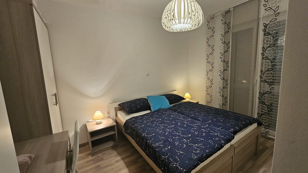 Sovrum med dubbelsäng och garderob