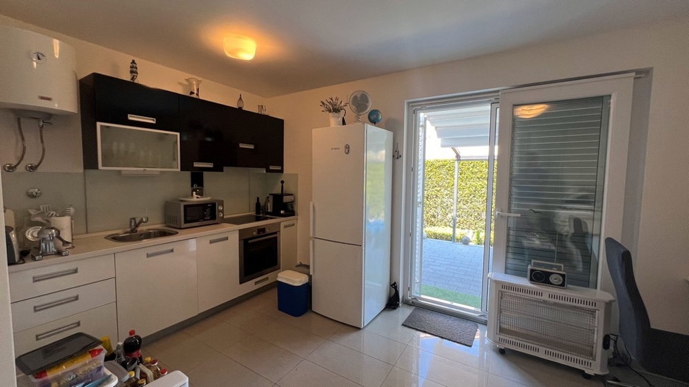 Köksdel i studiolägenheten på bottenvåningen med direkt tillgång till trädgården.