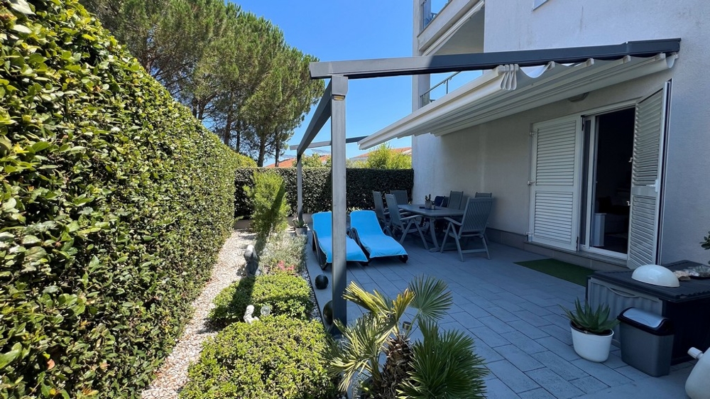 Köp en lägenhet med trädgård i Kroatien - Panorama Scouting A3372 i Kroatien, Malinska.