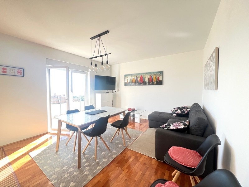 Modernt möblerad vardagsrumsdel i lägenhet A3373, som är till salu i Opatija.