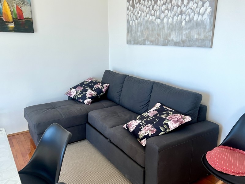 Utdragbar soffa i bostadens vardagsrum.