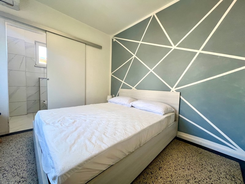 Modernt sovrum med badrum i lägenhet A3373 i Opatija, Kroatien.