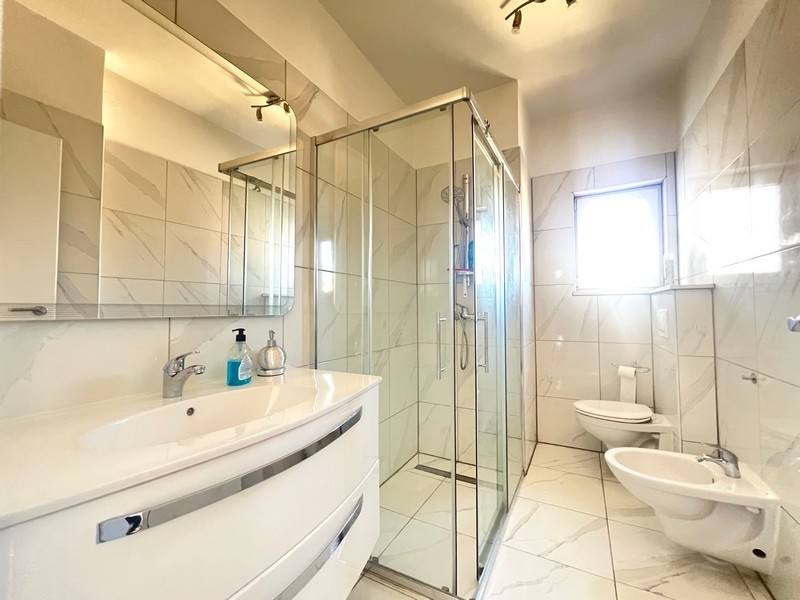 Välskött badrum med fönster och mycket ljusinsläpp.