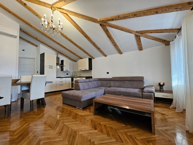 Vardagsrum och utsikt in i kökshörnan.