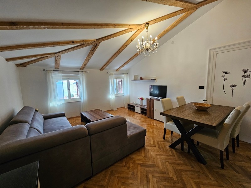 Möblerat vardagsrum.