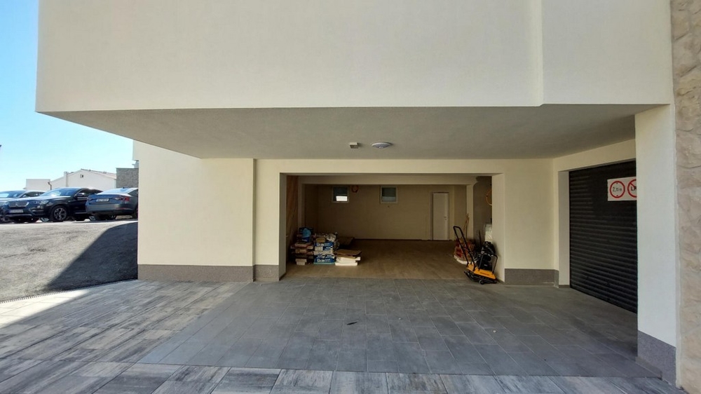 Garage i källaren i den moderna nybyggnaden.