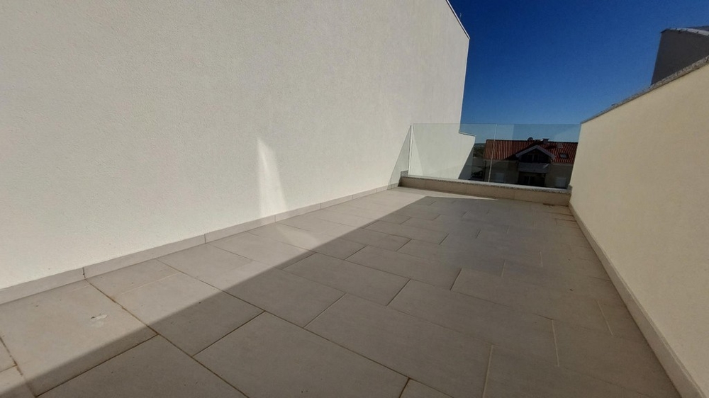 Takterrass till lägenhet A3381, som bjuds ut till försäljning på ön Pag i Kroatien.