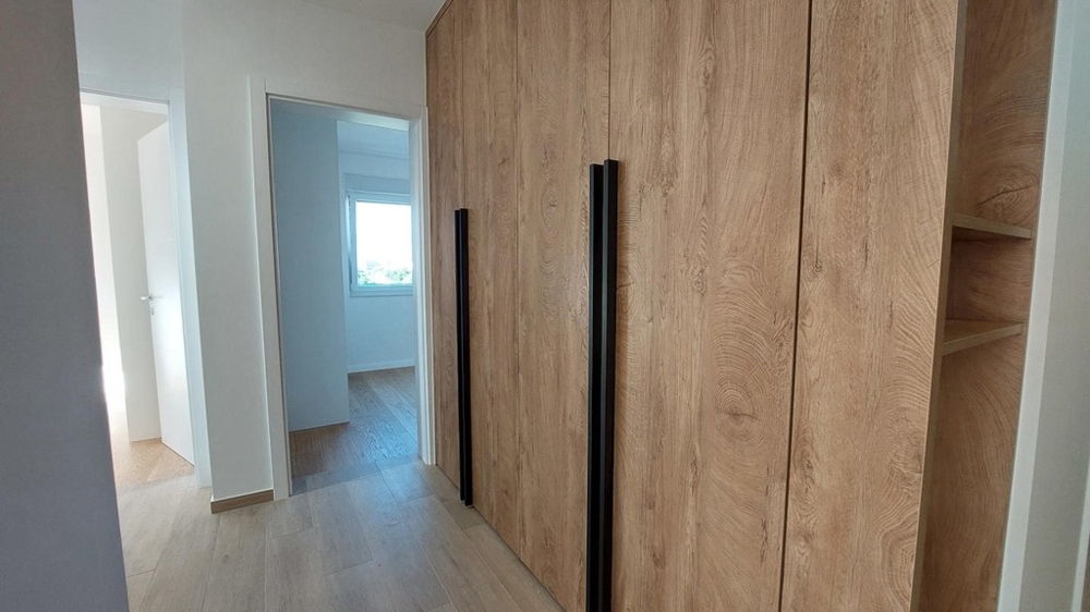 Utsikt över de inbyggda garderoberna i fastighet A3381.