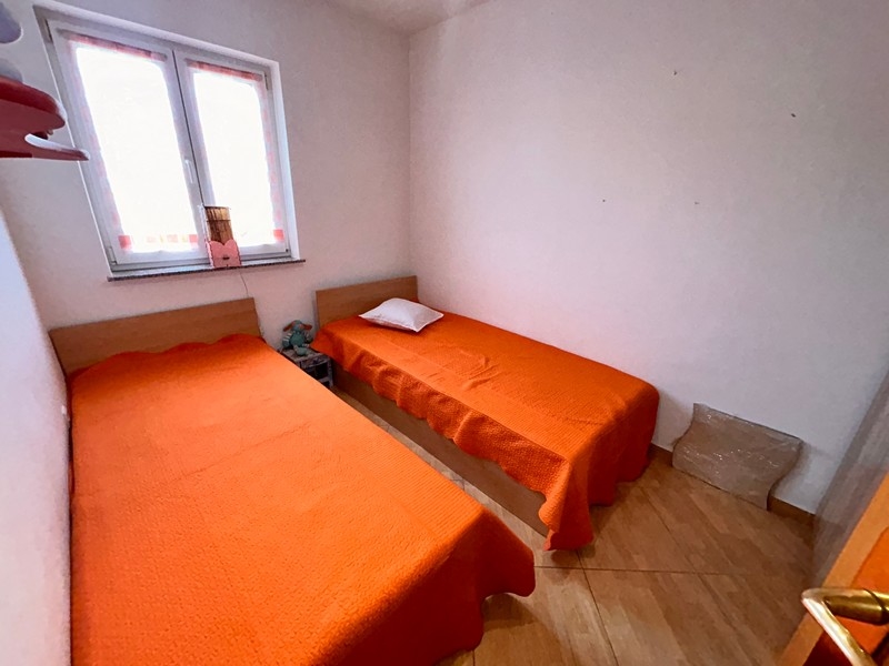 Sovrum med två enkelsängar.