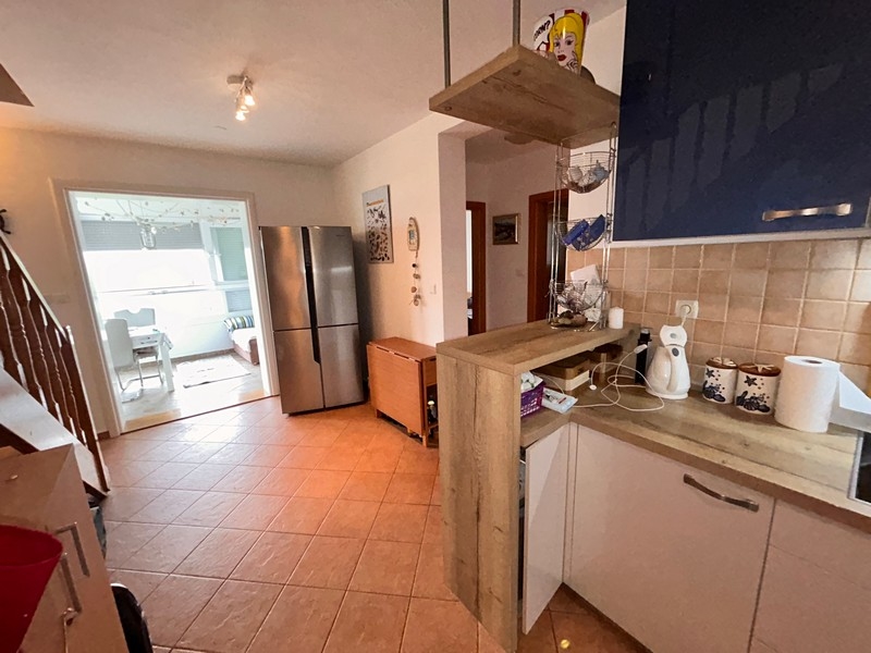 Kök och matplats samt hall.