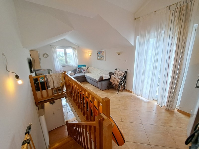 Trappa till fastigheten A3383 i Kroatien i staden Dobropoljana.