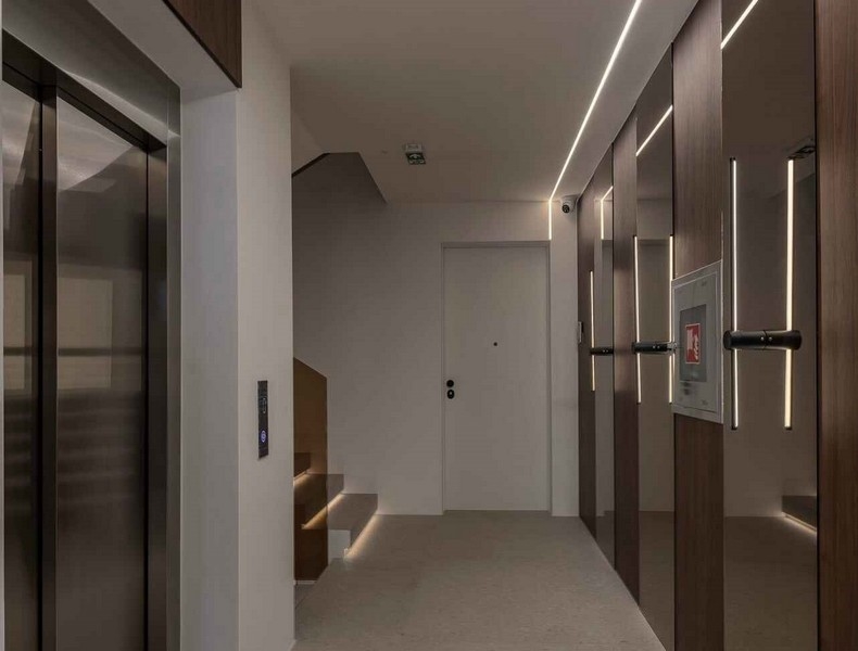 Det moderna entréområdet till lägenheterna A3385 i Kroatien - Panorama Scouting.