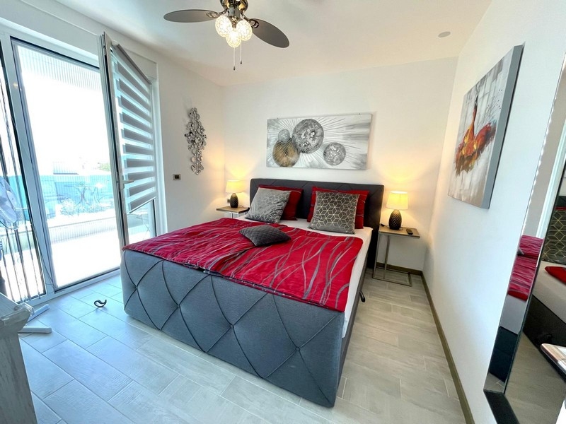 Sovrummet med tillgång till fastighetens terrass.