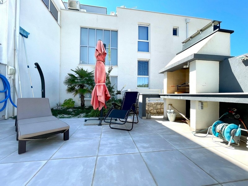 Terrass och grill på en kroatisk fastighet.