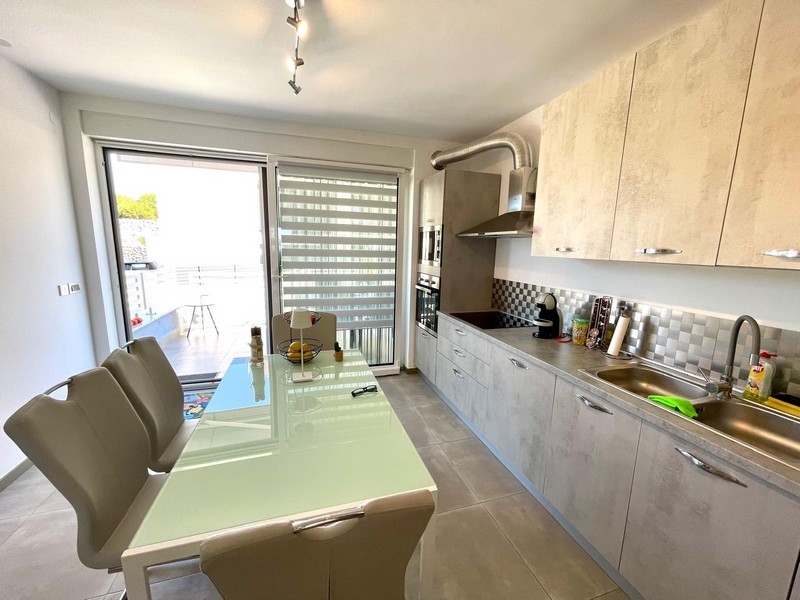 Matplats och det moderna köket i lägenhet A3387, som är till salu i Krk.