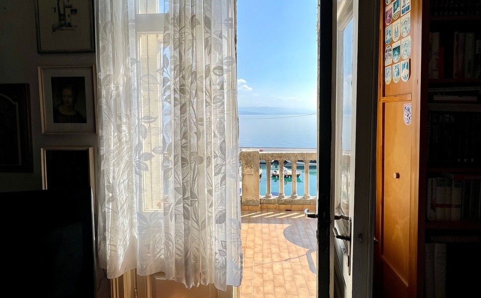 Havsutsikt från vardagsrummet i lägenhet A3390, som är till salu i Kroatien.
