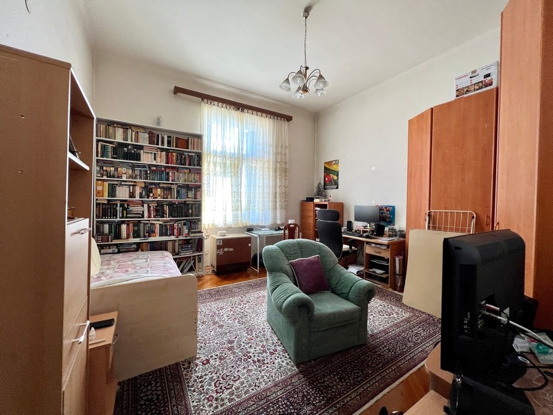 Fåtölj i bostadsområdet på fastigheten A3390 i Kroatien, Opatija.