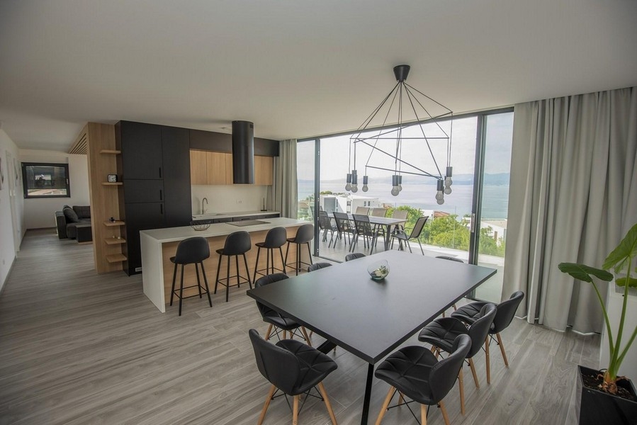 Matplats, kök och terrass med havsutsikt i lägenhet A3394, som är till salu i Kroatien på ön Krk.
