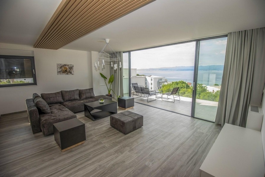 Modernt bostadsområde med fastighet A3394 i Kroatien på ön Krk.