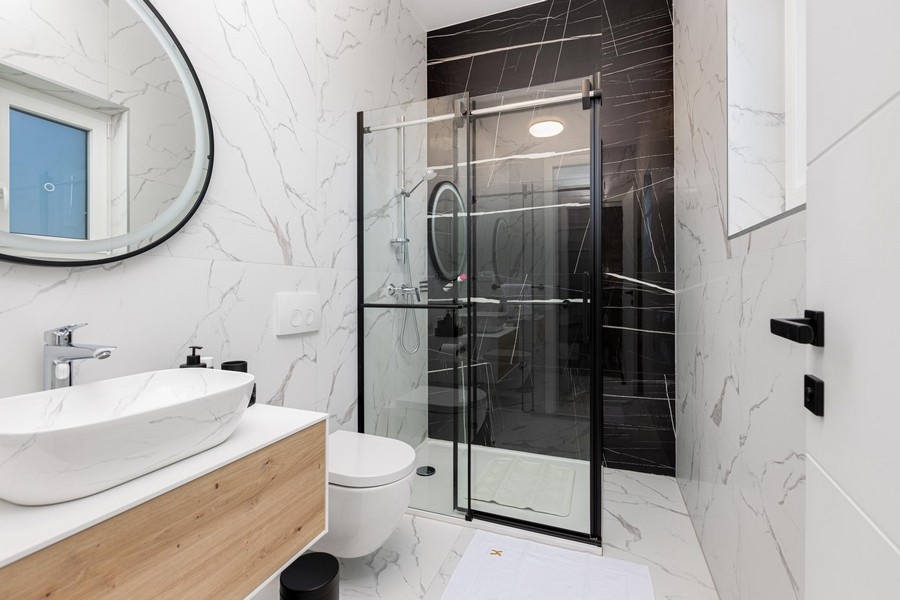 Ljust och nytt badrum med dusch.