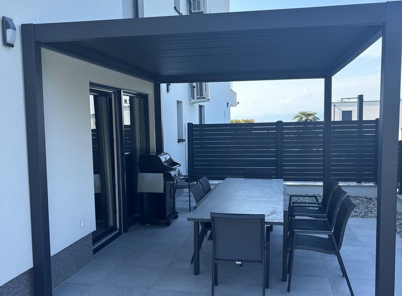 Täckt terrass i den nya byggnaden på bottenvåningen av fastighet A3395, Kroatien.