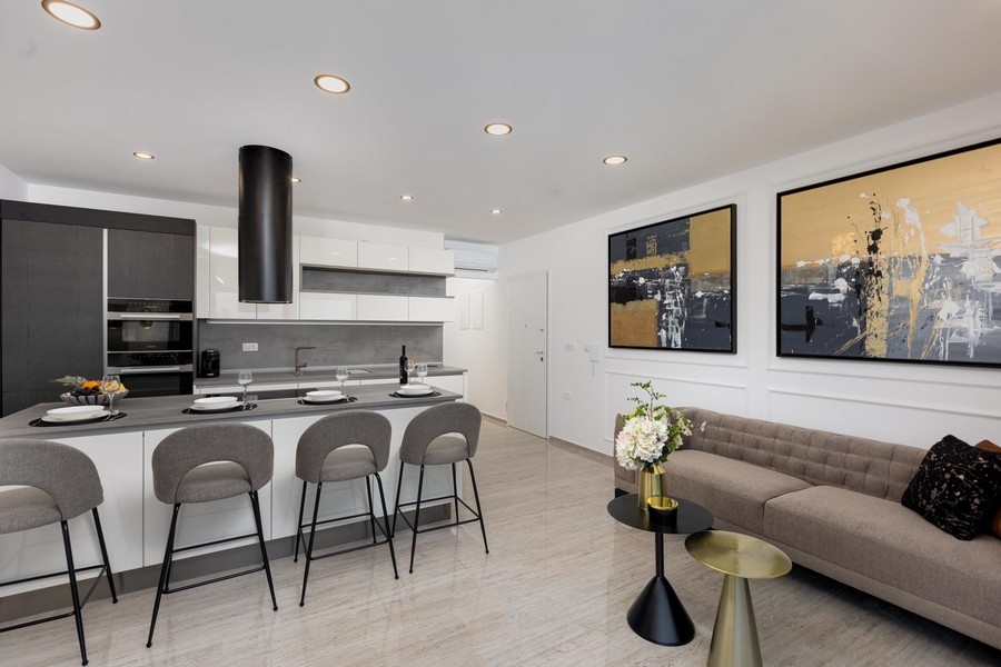 Köksö och stilfullt inredd vardagsrumsdel i fastighet A3395.