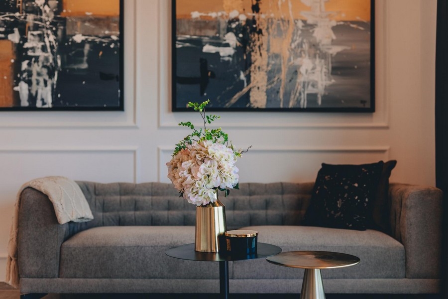 Soffa i vardagsrummet på fastighet A3395 på ön Krk i Kroatien.