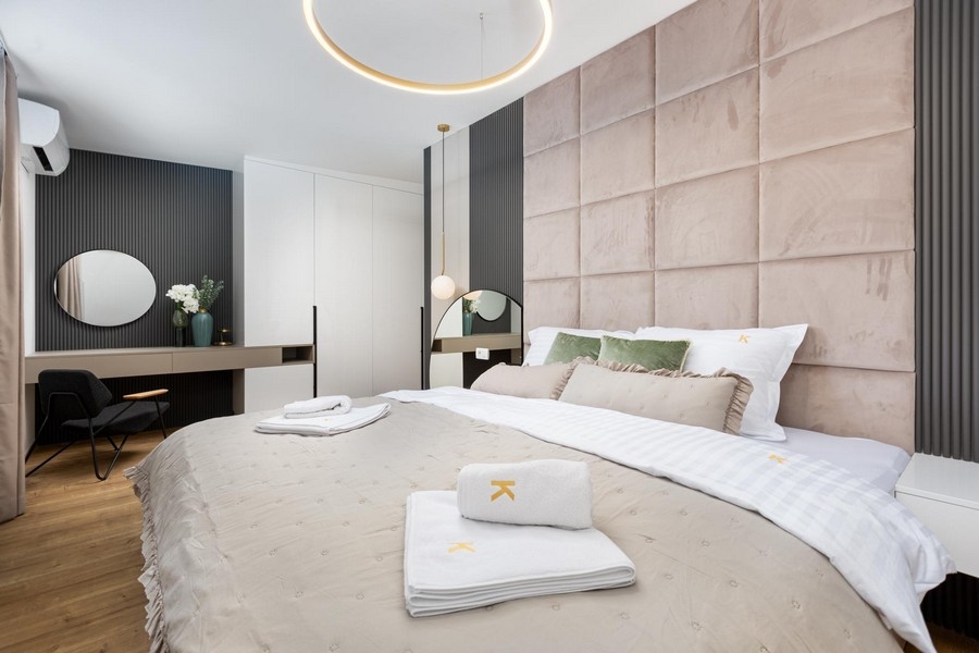 Dubbelsäng i det mysiga sovrummet.