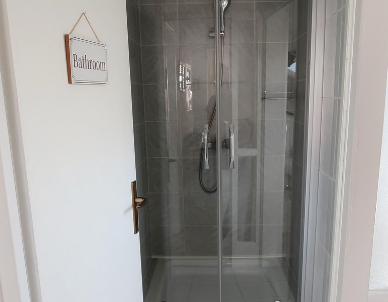 Badrummet med dusch.