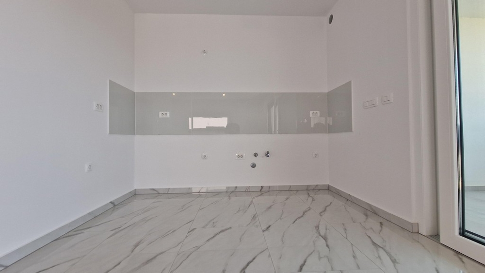 Kök med anslutningsmöjligheter, tomt rum med klinkergolv.