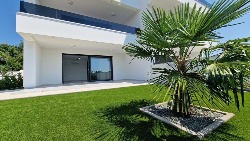 Köp en lägenhet på bottenvåningen med trädgård i Kroatien - Panorama Scouting.