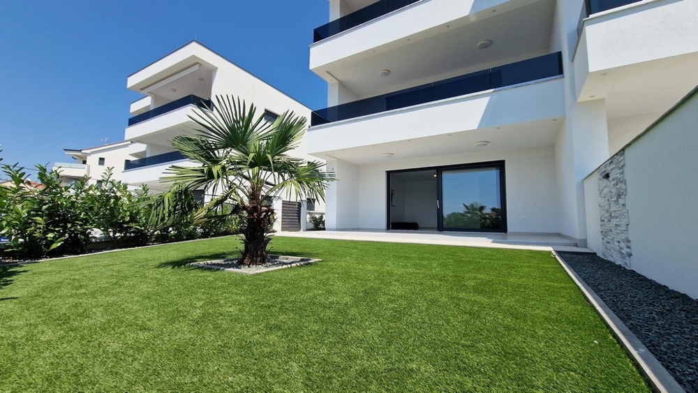 Trädgård och palmträd på fastighet A3405 i Kroatien - Panorama Scouting.