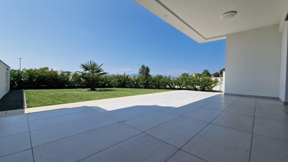 Stor terrass och utsikt över trädgården till lägenheter A3405 i Malinska, Kroatien - Panorama Scouting.