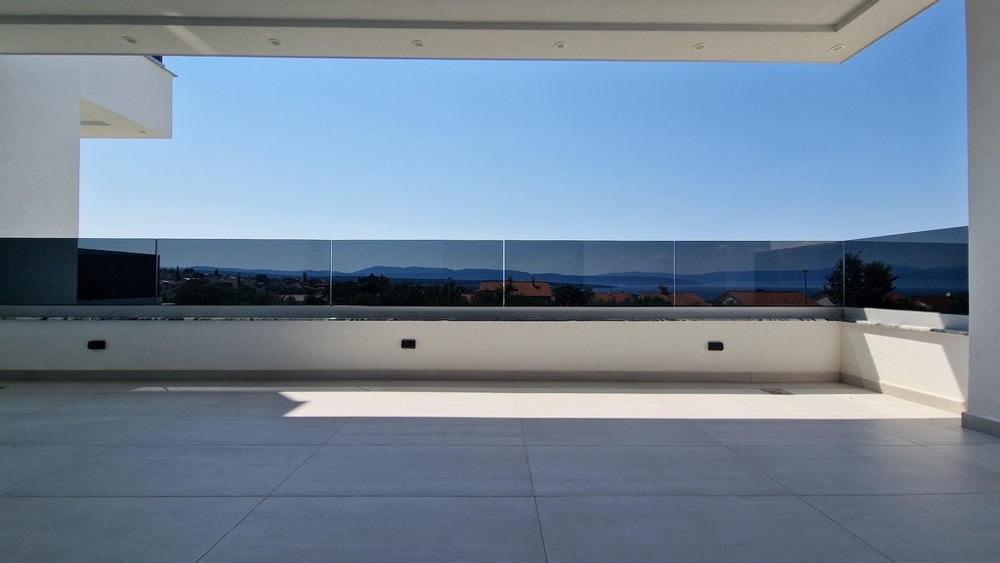Panoramautsikt från terrassen över havet och det omgivande området.