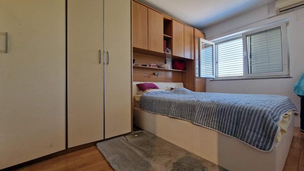 Sovrum med dubbelsäng.