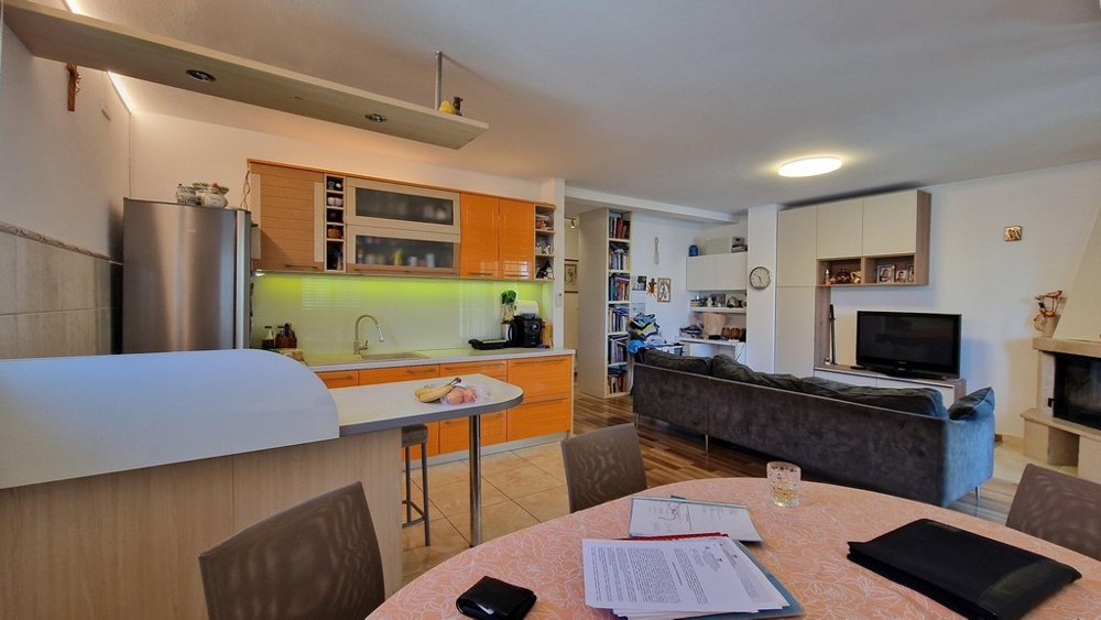 Öppen planlösning kök och vardagsrum med matplats